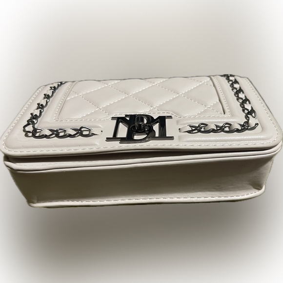 BADGLEY MISCHKA Small Crossbody With Frame and Chain On Cover Off White NWT - Picture 3 of 4